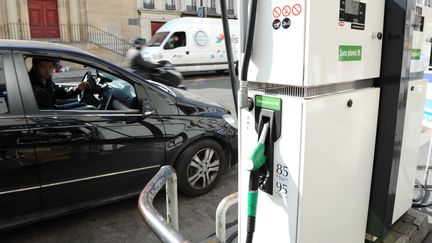 Une pompe de super sans plomb 95, le 14 mars 2012 &agrave; Paris. (DURAND FLORENCE / SIPA)