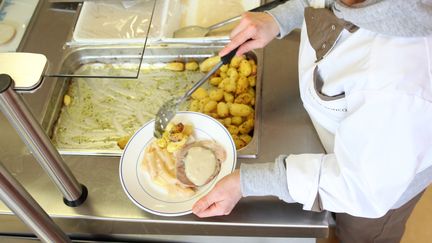 Le d&eacute;jeuner est servi dans la cantine d'une &eacute;cole primaire de Roncq (Nord), le 12 f&eacute;vrier 2015. (THIERRY THOREL / CITIZENSIDE.COM / AFP)