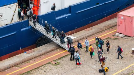 Des scientifiques montent à bord d'un navire à Bremerhaven (Allemagne), pour rejoindre le brise-glace de recherche "Polarstern" en Norvège, le 18 mai 2020. (ESTHER HORVATH / ALFRED WEGENER INSTITUT / AFP)