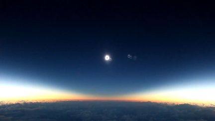 Capture d'écran d'une vidéo diffusée sur Youtube&nbsp;de l'éclipse de soleil vue d'un avion, le 9 mars 2016, par&nbsp;Mike Kentrianakis et American Astronomical Society. (Mike Kentrianakis / American Astronomical Society / alaska airlines)