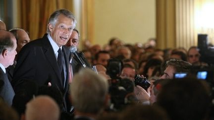 Dominique de Villepin parle devant ses sympathisants rassemblés à la Maison de l'Amérique latine à Paris (27-10-09) (© AFP / Thomas Coex)