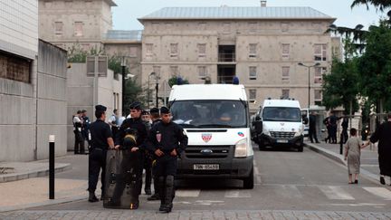 Des policiers &agrave; Trappes (Yvelines), le 18 juillet 2013. (MIGUEL MEDINA / AFP)