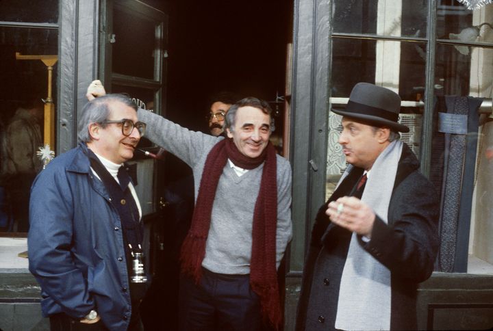 Charles Aznavour lors du tournage des "Fantômes du chapelier", le 20 janvier 1982 à Concarneau (Finistère), en compagnie du réalisateur Claude Cabrol (à gauche) et de Michel Serrault. (JEAN-PIERRE PREVEL / AFP)