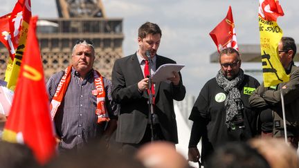 Le secrétaire général de la CGT-Cheminots, Laurent Brun, avec Didier Aubert, secrétaire général de la CFDT-Cheminots et Bruno Poncet de SUD-Rail, lors d'un&nbsp;rassemblement de salariés de la SNCF, le 3 mai 2018 à Paris.&nbsp; (MICHEL STOUPAK / NURPHOTO / AFP)