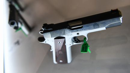 Une&nbsp;arme Springfield Ronin de 9mm lors de la convention de la NRA américaine, le 28 mai 2022 à Houston, dans le Texas (Etats-Unis). (PATRICK T. FALLON / AFP)