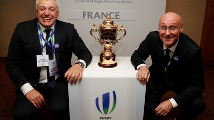 Claude Atcher, patron de la candidature française pour la Coupe du monde 2023 et Bernard Laporte, président de la Fédération française de rugby, le 15 novembre 2017 à Londres. (PAUL CHILDS / REUTERS)