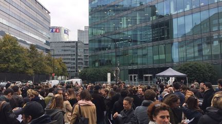 Les salariés d'i-Télé, réunis devant les locaux de la chaîne à Boulogne-Billancourt (Hauts-de-Seine), le 19 octobre 2016. (THOMAS BAÏETTO / FRANCEINFO)