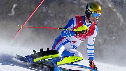 Clément Noël entre les piquets du slalom des Jeux olympiques de Pékin, le 16 février 2022. (ROBERT F. BUKATY / AP)