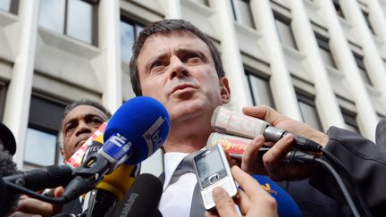 Le ministre de l'Int&eacute;rieur, Manuel Valls, &agrave; Grenoble (Is&egrave;re), le 2 octobre 2012. (PHILIPPE DESMAZES / AFP)