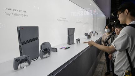 La dernière née des consoles de Sony, la Playstation 5 Pro, présentée au public lors du Tokyo Game Show, salon du jeu vidéo annuel, le 26 septembre 2024. (RICHARD A. BROOKS / AFP)