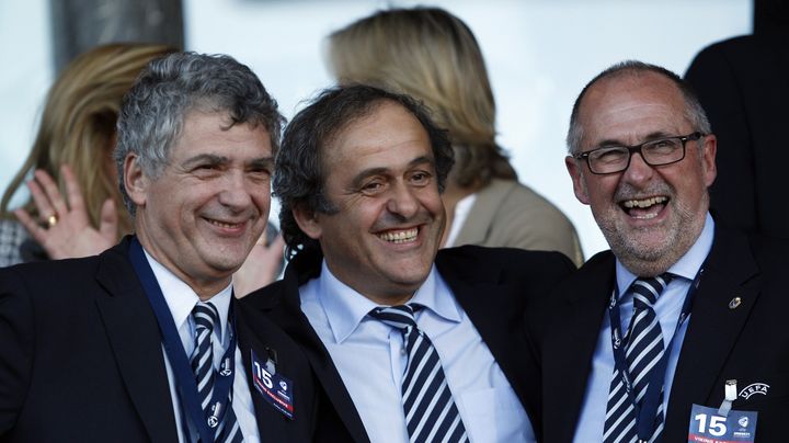 Le vice-pr&eacute;sident de l'UEFA, Angel Maria Villar Llona (G), aux c&ocirc;t&eacute;s de son pr&eacute;sident Michel Platini, le 25 juin 2011 &agrave; Aarhus (Danemark). (DARREN STAPLES / REUTERS)