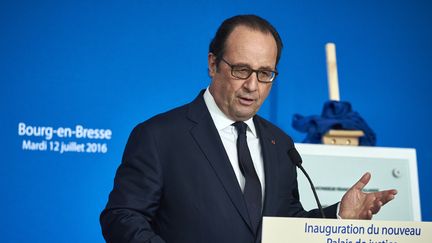 Le président de la République François Hollande lors d'un discours à Bourg-en-Bresse (Ain), le 12 juillet 2016. (JEAN-PHILIPPE KSIAZEK / AFP)