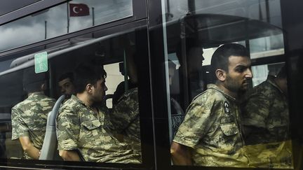 Des soldats arrêtés&nbsp;à Istanbul, le 20 juillet 2016. (BULENT KILIC / AFP)