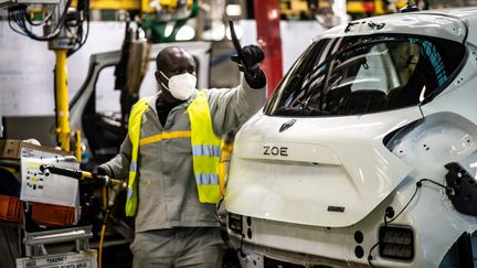 Une chaîne de production du véhicule électrique Zoé de Renault à Flins-sur-Seine (Yvelines), le 6 mai 2020. (MARTIN BUREAU / AFP)