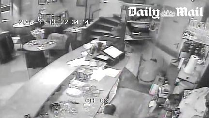 Capture d'écran de la vidéo, diffusée par le Daily Mail, de l'attaque de la pizzéria Caza Nostra, à Paris, par des terroristes, le 13 novembre 2015. (DAILY MAIL)