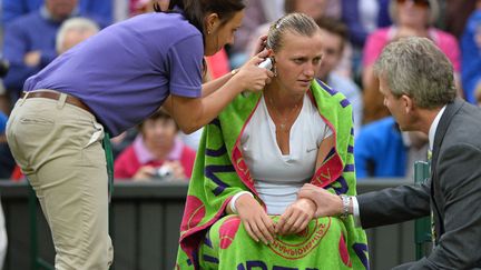 La Tch&egrave;que Petra Kvitova se fait prendre la temp&eacute;rature sur le cours lors de son match contre la Belge&nbsp;Kirsten Flipkens en quart de finale de tennis de Wimbledon &agrave; Londres (Royaume-Uni), le 2 juillet 2013. (BEN STANSALL / AFP)