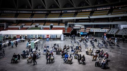 Des personnes viennent se faire vacciner au Palais des Sports de Lyon, le 29 mars 2021. (JEAN-PHILIPPE KSIAZEK / AFP)