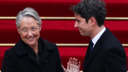 Elisabeth Borne et Gabriel Attal lors de la passation de pouvoir, le 9 janvier 2024. (EMMANUEL DUNAND / POOL / MAXPPP)