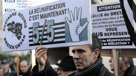 Un militant r&eacute;clamant le rattachement de la Loire-Atlantique &agrave; la r&eacute;gion Bretagne manifeste dans les rues de Quimper (Finist&egrave;re), le 13 d&eacute;cembre 2014. (FRED TANNEAU / AFP)