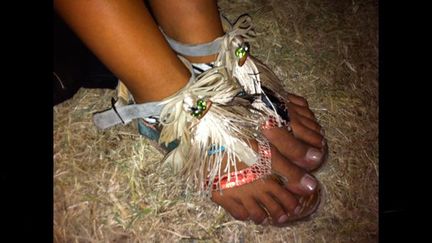 Sarah, les plus belles sandales de Rock Island, en backstages samedi soir.
 (Laure Narlian / FTV)