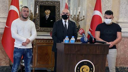 L'ambassadeur de Turquie en Autriche (au centre) reçoit&nbsp;Recep Tayyip Gultekin (à droite) et Mikail Ozen (à gauche), le 3 novembre 2020, à Vienne. (ASKIN KIYAGAN / ANADOLU AGENCY / AFP)
