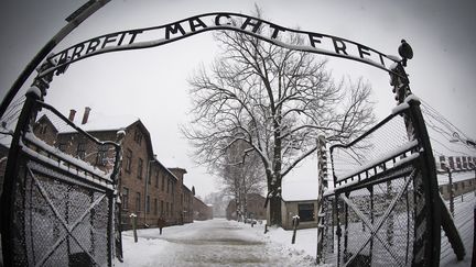 L'entrée du camp d'extermination d'Auschwitz-Birkenau, en Pologne, le 25 janvier 2015. (JOEL SAGET / AFP)