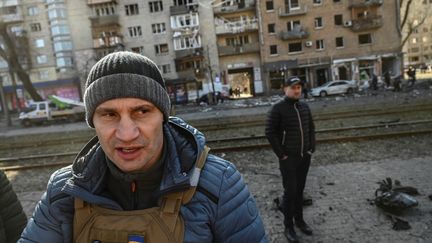 Le maire de Kiev, Vitali Klitschko, devant l'immeble du quartier Obolon touché par un bombardement, lundi 14 mars 2022. (ARIS MESSINIS / AFP)