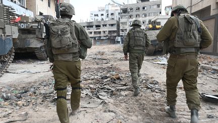 Les troupes israéliennes patrouillent dans une rue lors d'une opération militaire dans le nord de la bande de Gaza, le 22 novembre 2023. (AHIKAM SERI / AFP)