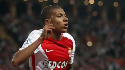 L'attaquant Kylian Mbappé, passé de Monaco au PSG pour un montant de 180 millions d'euros, ici le 17 mai 2017 lors d'un match Monaco-Saint-Etienne.&nbsp; (CLAUDE PARIS/AP/SIPA / AP)