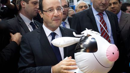 Le candidat socialiste Fran&ccedil;ois Hollande en visite au Salon de l'agriculture &agrave; Paris, le 29 f&eacute;vrier 2012. (MARLENE AWAAD / IP3 / MAXPPP)