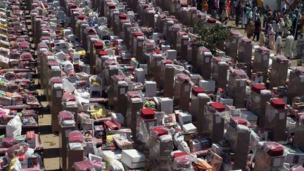 Les cadeaux de mariage sont expos&eacute;s avant une c&eacute;r&eacute;monie collective impliquant 162 couples de musulmans &agrave; Ahmadabad (Inde), le 3 mars 2013. (AJIT SOLANKI / AP / SIPA)