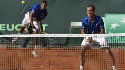 Jo-Wilfried Tsonga au service, lors du double avec Richard Gasquet contre les Tch&egrave;ques&nbsp;Radek Stepanek et Tomas Berdych, samedi 13 septembre 2014.&nbsp; (MIGUEL MEDINA / AFP)