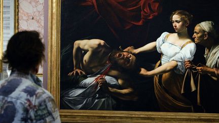 Un visiteur devant¨"Judith décapitant Holopherne" du Caravage, à Rome en 2009 (image d'archives).
 (Vincenzo Pinto / AFP)