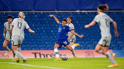 L'attaquante de Chelsea Sam Kerr au milieu de la défense parisienne au moment d'inscrire le premier but du match, le 22 décembre 2022. (ZAC GOODWIN / MAXPPP)