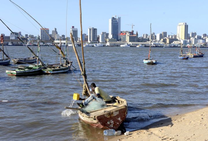 Devant les gratte-ciels de Maputo, capitale du Mozambique (26 octobre 2015) (REUTERS/Grant Lee Neuenburg)