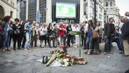 Passants et amis rendent hommage &agrave; Cl&eacute;ment M&eacute;ric, le 6 juin 2013, sur les lieux o&ugrave; s'est produite l'agression dans le 9e arrondissement de Paris.&nbsp; (MAXPPP)