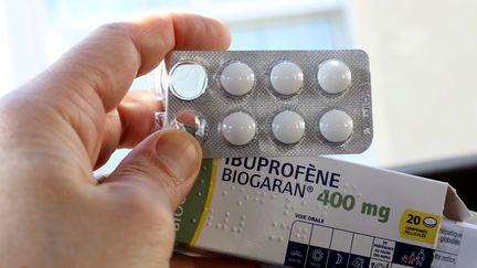 Une boite d'ibuprofène, un anti-inflammatoire non stéroïdien.&nbsp; (JULIO PELAEZ / MAXPPP)