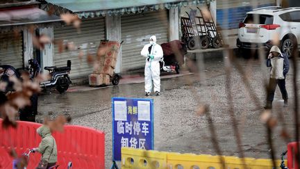 Un homme porte une combinaison de protection dans la ville de Wuhan, le 10 janvier 2020. (DARLEY SHEN / REUTERS)