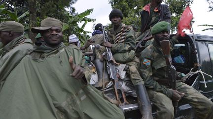 Des soldats de l'arm&eacute;e de la R&eacute;publique d&eacute;mocratique du Congo, le 5 novembre 2013 &agrave; 80 km de Goma, la plus grande ville de la r&eacute;gion. (JUNIOR D. KANNAH / AFP)