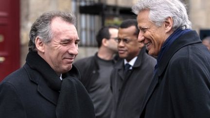 François Bayrou (G) discute avec Dominique de Villepin après l'hommage au poète Edouard Glissant, le 5/2/2011 à Paris. (AFP - Loic Venance)