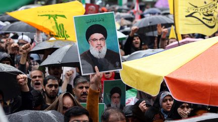 Des manifestants brandissent le visage de Hassan Nasrallah à Téhéran (Iran), place de la Palestine, le 28 septembre 2024, après l'annonce de la mort du leader du Hezbollah au Liban. (ABEDIN TAHERKENAREH / EPA / MAXPPP)