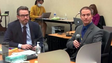 Derek Chauvin (à droite) et son avocat Eric Nelson (à gauche) lors du procès de l'ancien policier à Minneapolis (Etats-Unis), le 15 avril 2021. (COURT TV / AFP)