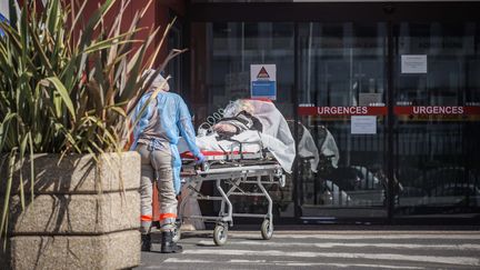 Arrivée de patients aux Urgences Covid de l'Hôpital Henri Mondor de Créteil, le 5 avril 2020. (LUC NOBOUT / MAXPPP)