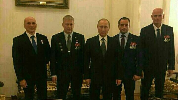 De gauche à droite sur cette capture d'écran d'une vidéo tournée au Kremlin en 2016 : Andrey Bogatov, Andrei Troshev, Vladimir Poutine, Aleksandr Kuznetsov et Dmitri Outkine. Les quatre hommes qui entourent le président russe sont des commandants de Wagner qui viennent d'être décorés. (VK)