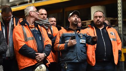 Des employés de l'aciérie Ascoval s'adressent à des&nbsp;journalistes sur le site, le 24 octobre 2018, à Saint-Saulve (Nord). (FRANCOIS LO PRESTI / AFP)