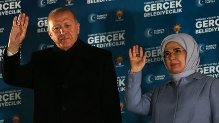 Le président turc, Recep Tayyip Erdogan, salue ses partisans, au côté de sa femme, Emine Erdogan, après les élections municipales, le 1er avril 2024, à Ankara (Turquie). (ADEM ALTAN / AFP)