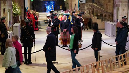 Le roi Charles III, entouré de ses frères et sœur, lors d'une veillée funèbre&nbsp;dans la cathédrale Saint-Gilles à Edimbourg (Ecosse), où repose le cercueil de la reine Elizabeth II, le 12 septembre 2022. (JANE BARLOW / AFP)