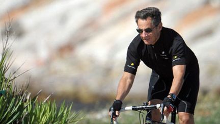 Nicolas Sarkozy près du Fort de Bregancon, le 24 juillet 2011. (AFP PHOTO BERTRAND LANGLOIS)