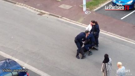 Capture d'&eacute;cran d'une vid&eacute;o amateur montrant une interpellation &agrave; Saint-Germain-en-Laye (Yvelines), mardi 17 mars 2015, mise en ligne jeudi 19 mars sur le site du "Parisien".&nbsp; (VIDEO AMATEUR / LE PARISIEN.FR)