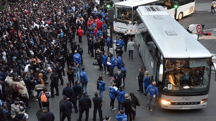 1 500 migrants du campement au nord de Paris évacués par bus vers de centres d'hébergement